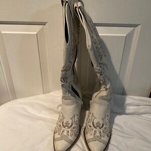 Elegant White Embroidered Heeled Boots